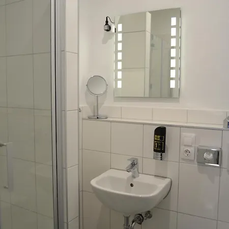 - Platia Hotell *