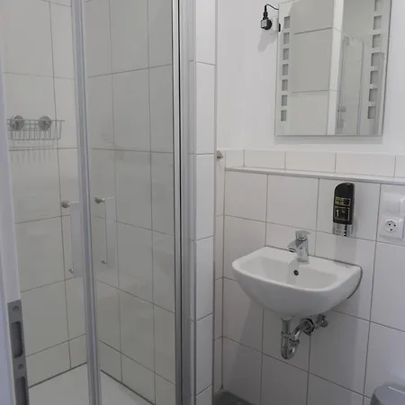 - Platia Hotell *